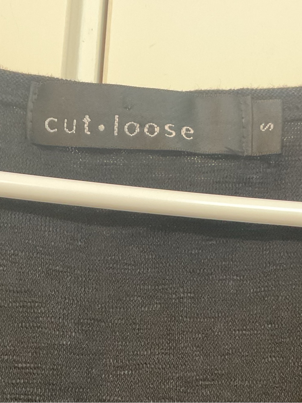 *Cut Loose* Classic Cut Black V-Neck Slub Linen Mix Sleeveless Tank Top. - Picture 2 of 7